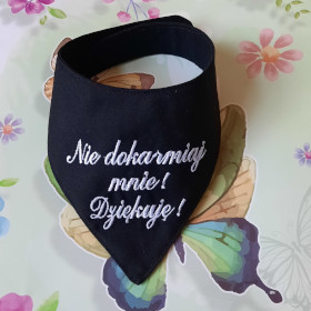 czarna apaszka dla psa na zamówienie z białym tekstem